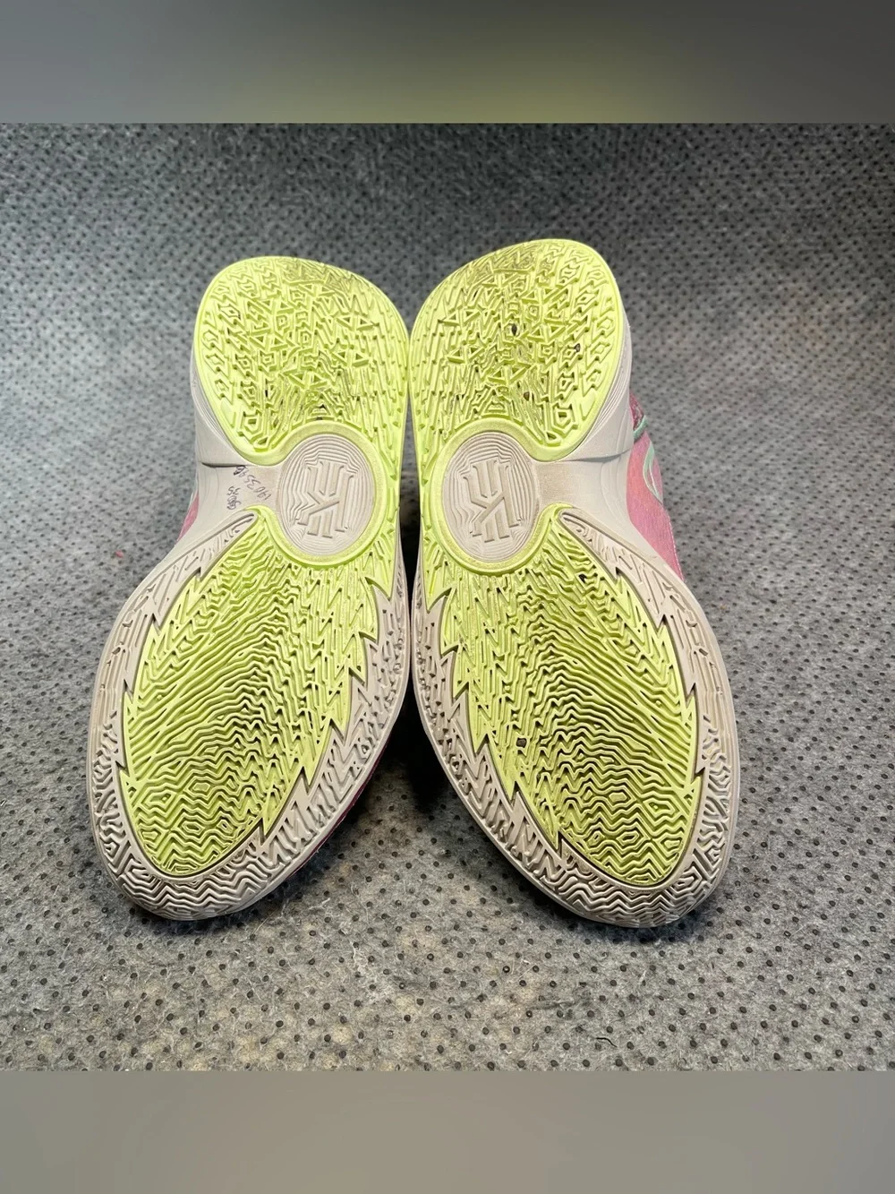 Nike Kyrie Low 5 Pink Basketball Shoes Size 9 Women’s